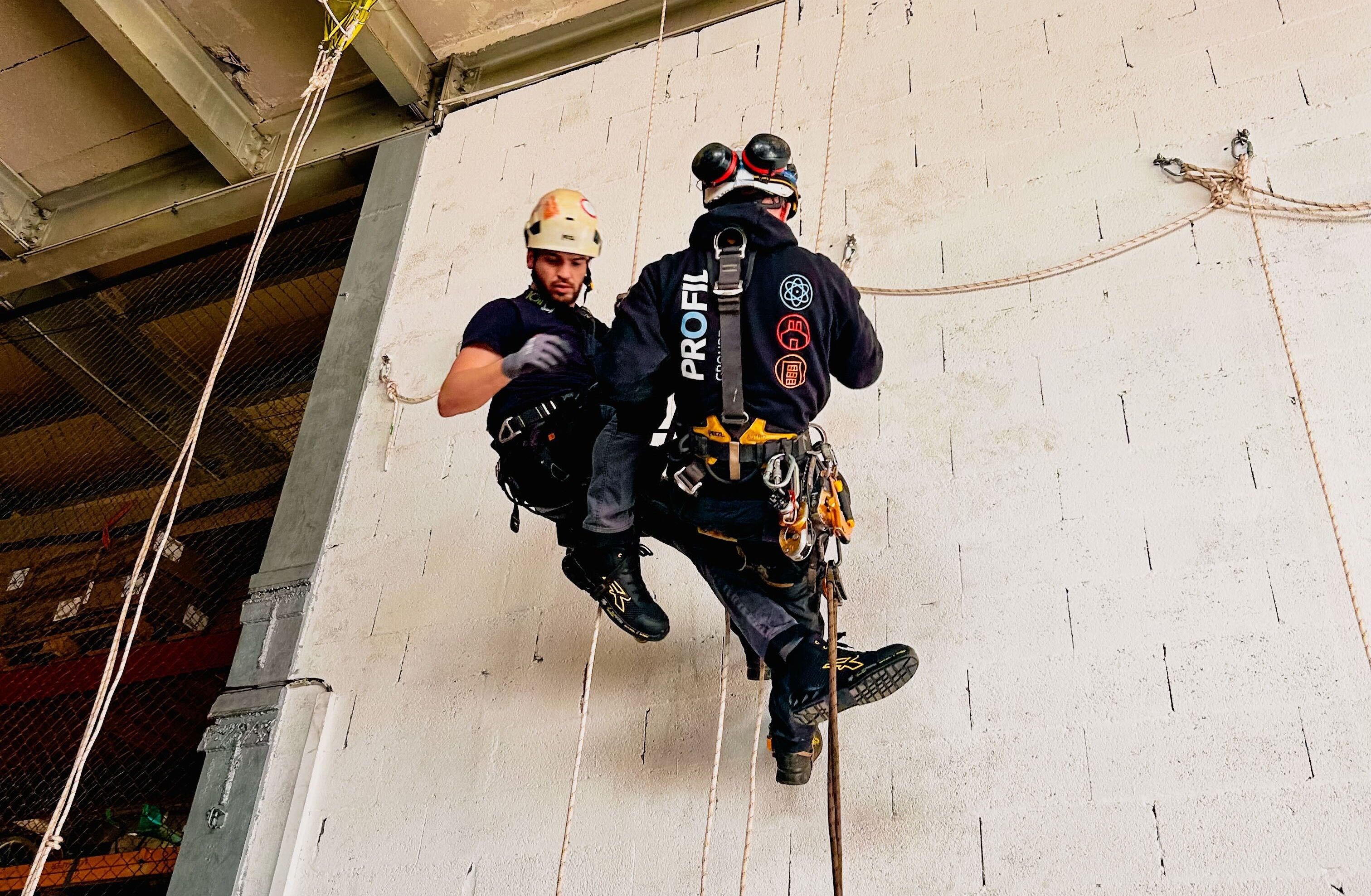 Cordistes réalisants un exercice de secours sur cordes