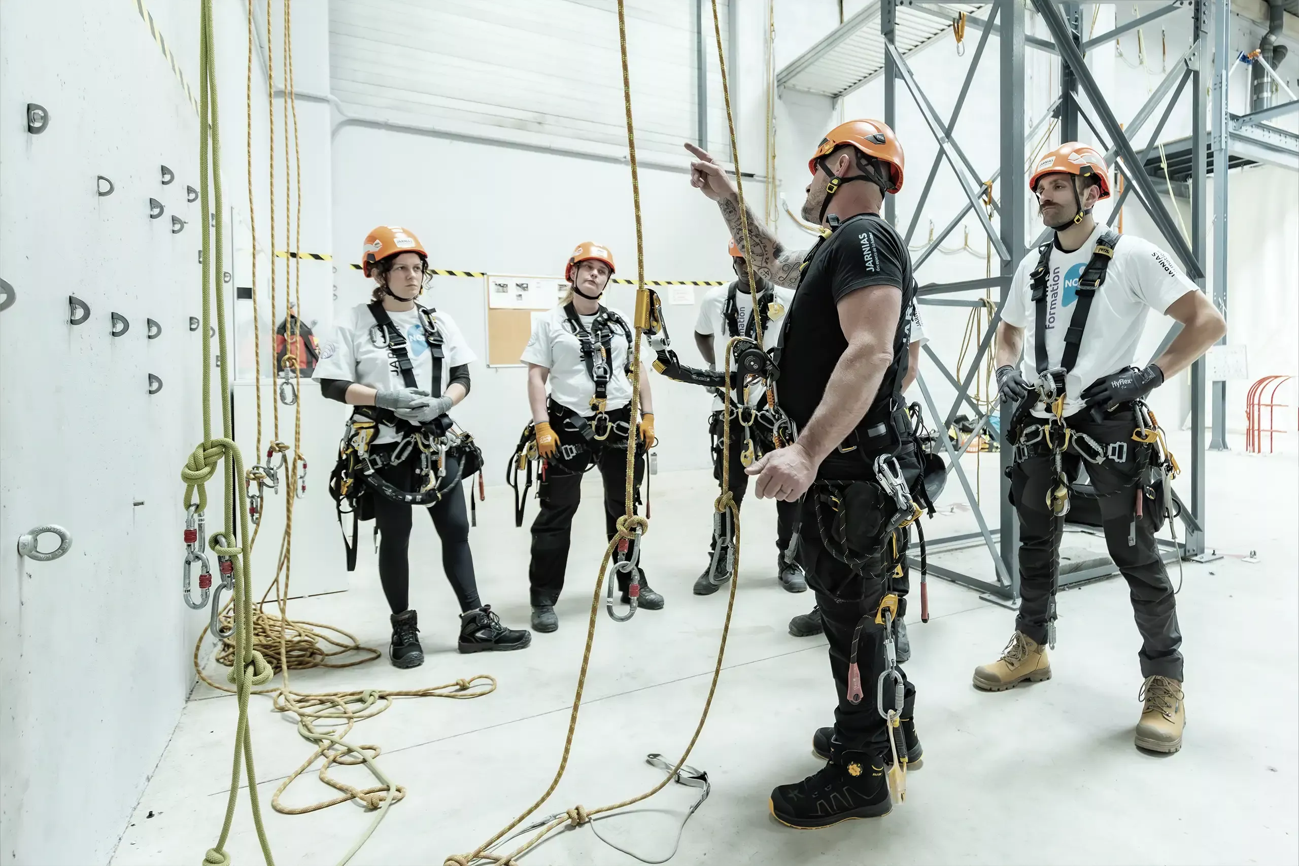 Formateur Jarnias expliquant les techniques de progression sur cordes à un groupe de stagiaires en formation CQP Cordiste