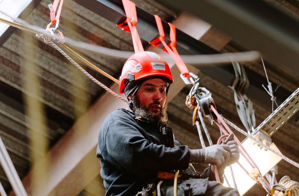 cordiste en formation utilisant un système de déplacement de charge